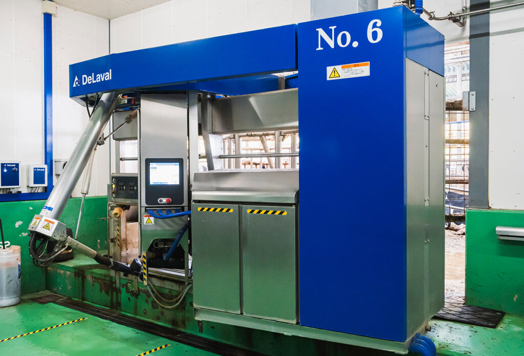 （有）アラトデイリーファームの搾乳ロボット